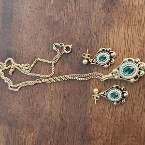 VINTAGE AVON GOLDTONE FAUX EMERALD AND PEARL NECKLACE AND EARRING SET.